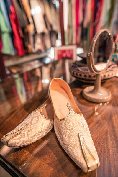 Handcrafted Beige Jutti Set Indian Clothing in Denver, CO, Aurora, CO, Boulder, CO, Fort Collins, CO, Colorado Springs, CO, Parker, CO, Highlands Ranch, CO, Cherry Creek, CO, Centennial, CO, and Longmont, CO. NATIONWIDE SHIPPING USA- India Fashion X