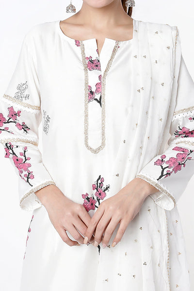 White Floral Printed Kurta Set Indian Clothing in Denver, CO, Aurora, CO, Boulder, CO, Fort Collins, CO, Colorado Springs, CO, Parker, CO, Highlands Ranch, CO, Cherry Creek, CO, Centennial, CO, and Longmont, CO. NATIONWIDE SHIPPING USA- India Fashion X