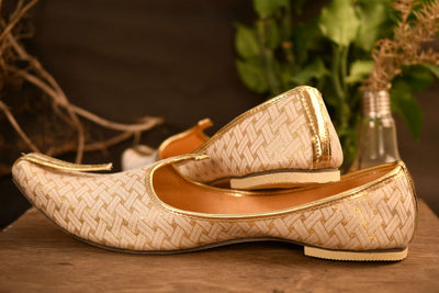 White and Gold Jutti Shoes Indian Clothing in Denver, CO, Aurora, CO, Boulder, CO, Fort Collins, CO, Colorado Springs, CO, Parker, CO, Highlands Ranch, CO, Cherry Creek, CO, Centennial, CO, and Longmont, CO. NATIONWIDE SHIPPING USA- India Fashion X