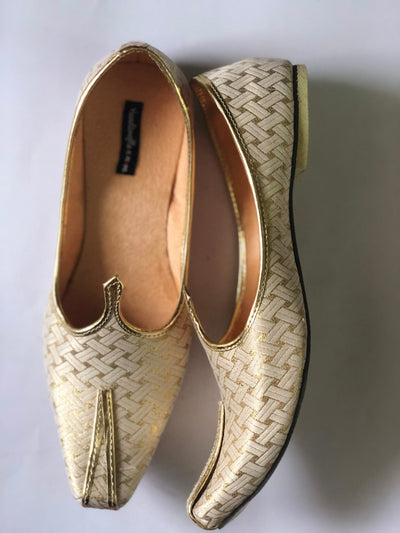 White and Gold Jutti Shoes Indian Clothing in Denver, CO, Aurora, CO, Boulder, CO, Fort Collins, CO, Colorado Springs, CO, Parker, CO, Highlands Ranch, CO, Cherry Creek, CO, Centennial, CO, and Longmont, CO. NATIONWIDE SHIPPING USA- India Fashion X