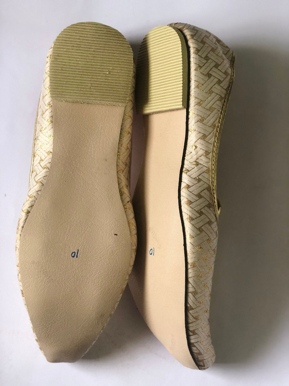 White and Gold Jutti Shoes Indian Clothing in Denver, CO, Aurora, CO, Boulder, CO, Fort Collins, CO, Colorado Springs, CO, Parker, CO, Highlands Ranch, CO, Cherry Creek, CO, Centennial, CO, and Longmont, CO. NATIONWIDE SHIPPING USA- India Fashion X