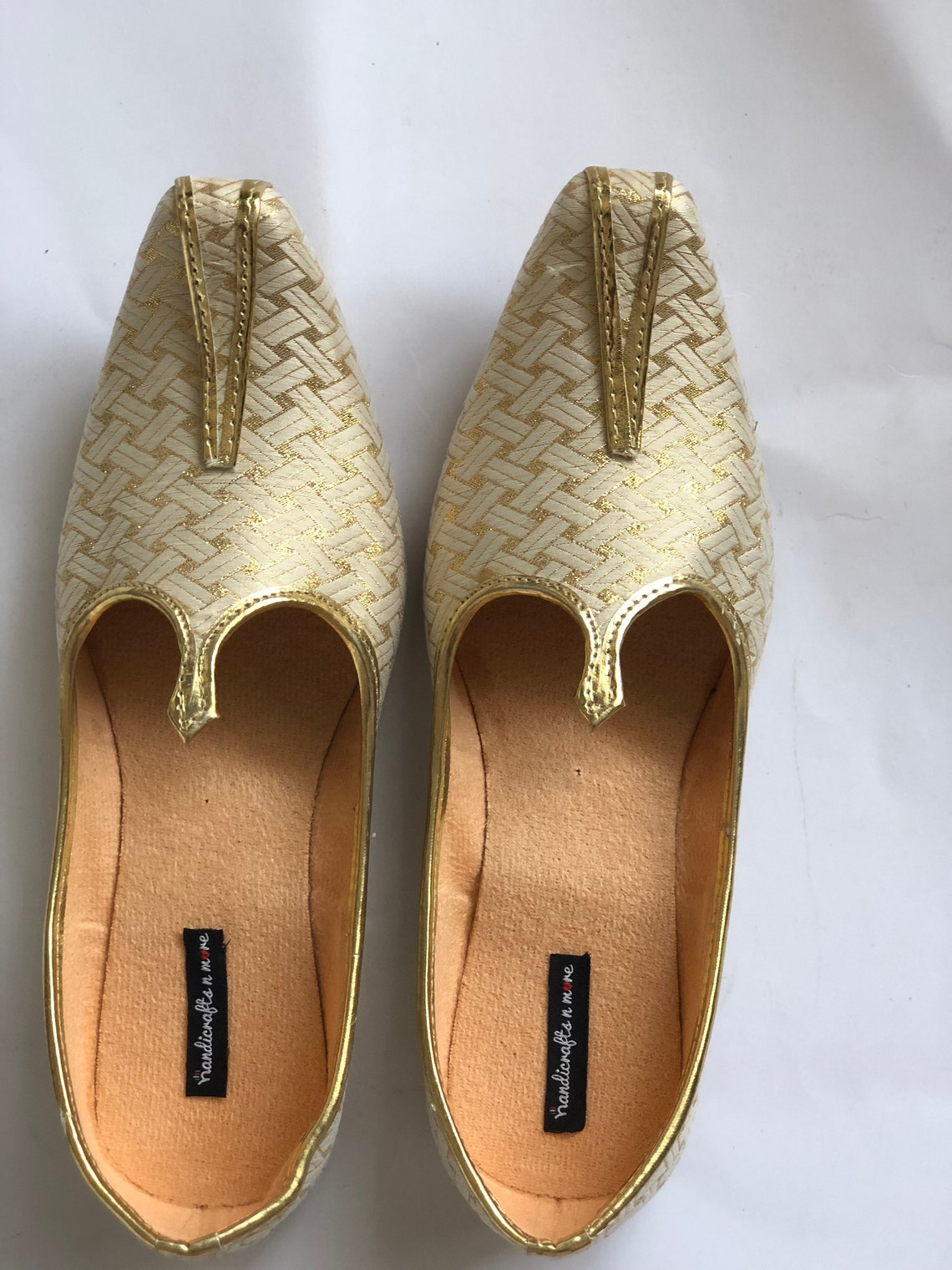 White and Gold Jutti Shoes Indian Clothing in Denver, CO, Aurora, CO, Boulder, CO, Fort Collins, CO, Colorado Springs, CO, Parker, CO, Highlands Ranch, CO, Cherry Creek, CO, Centennial, CO, and Longmont, CO. NATIONWIDE SHIPPING USA- India Fashion X