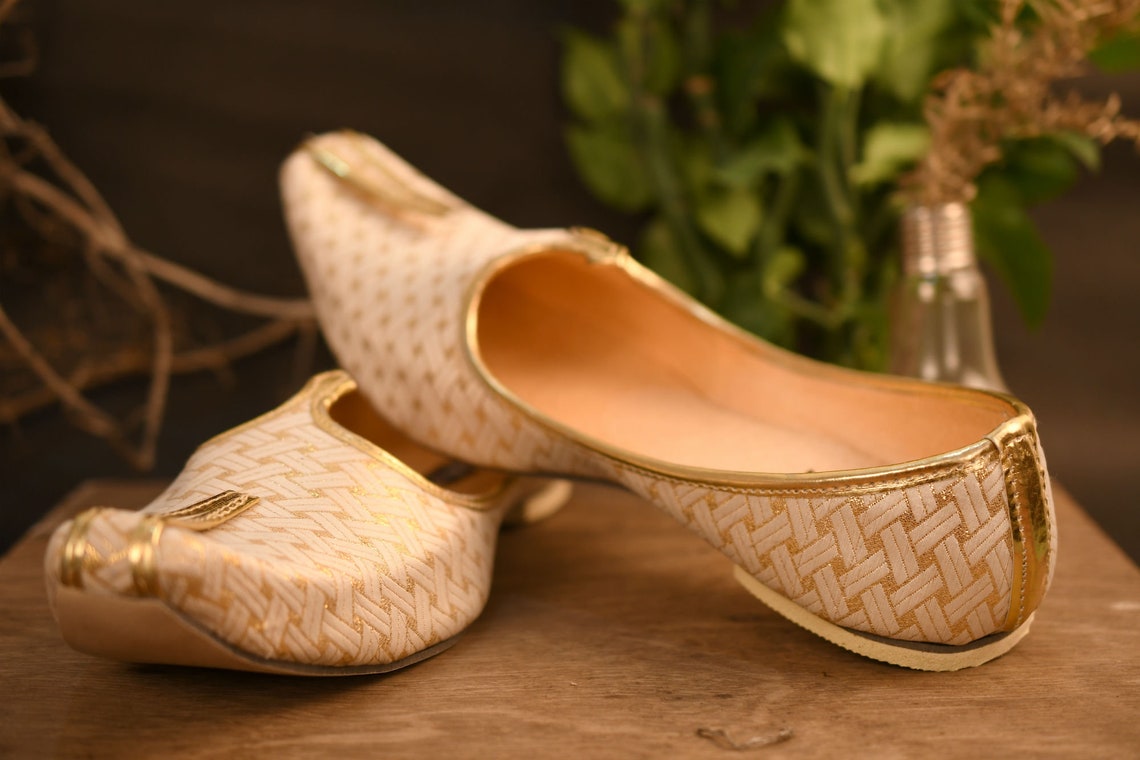 White and Gold Jutti Shoes Indian Clothing in Denver, CO, Aurora, CO, Boulder, CO, Fort Collins, CO, Colorado Springs, CO, Parker, CO, Highlands Ranch, CO, Cherry Creek, CO, Centennial, CO, and Longmont, CO. NATIONWIDE SHIPPING USA- India Fashion X