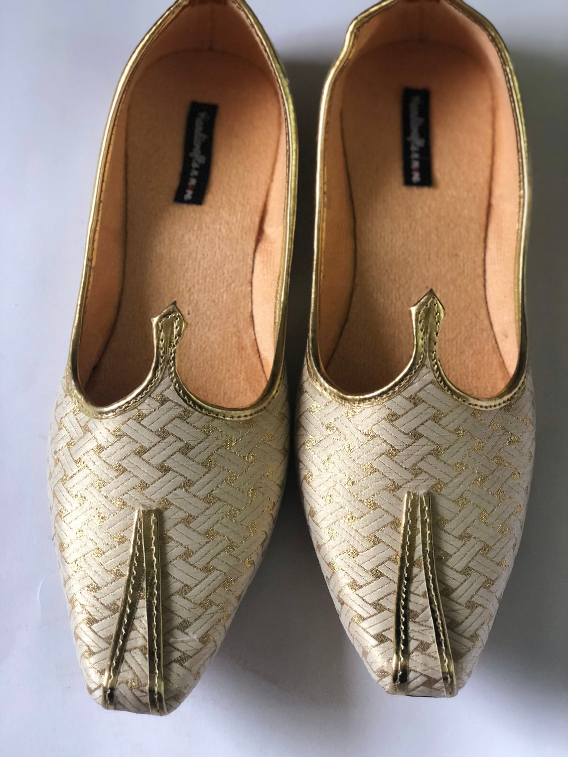 White and Gold Jutti Shoes Indian Clothing in Denver, CO, Aurora, CO, Boulder, CO, Fort Collins, CO, Colorado Springs, CO, Parker, CO, Highlands Ranch, CO, Cherry Creek, CO, Centennial, CO, and Longmont, CO. NATIONWIDE SHIPPING USA- India Fashion X