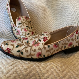 Floral Design Loafers Jutti Indian Clothing in Denver, CO, Aurora, CO, Boulder, CO, Fort Collins, CO, Colorado Springs, CO, Parker, CO, Highlands Ranch, CO, Cherry Creek, CO, Centennial, CO, and Longmont, CO. NATIONWIDE SHIPPING USA- India Fashion X