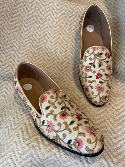 Floral Design Loafers Jutti Indian Clothing in Denver, CO, Aurora, CO, Boulder, CO, Fort Collins, CO, Colorado Springs, CO, Parker, CO, Highlands Ranch, CO, Cherry Creek, CO, Centennial, CO, and Longmont, CO. NATIONWIDE SHIPPING USA- India Fashion X