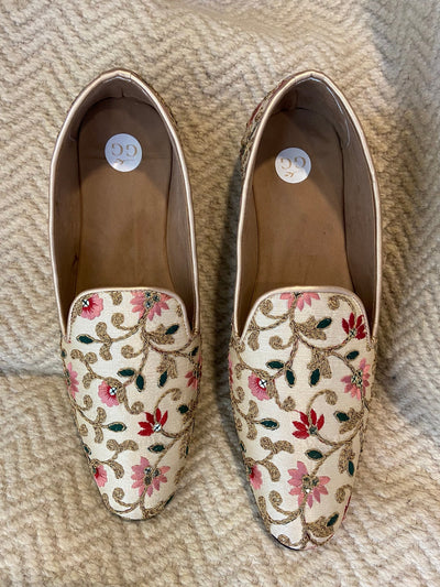 Floral Design Loafers Jutti Indian Clothing in Denver, CO, Aurora, CO, Boulder, CO, Fort Collins, CO, Colorado Springs, CO, Parker, CO, Highlands Ranch, CO, Cherry Creek, CO, Centennial, CO, and Longmont, CO. NATIONWIDE SHIPPING USA- India Fashion X