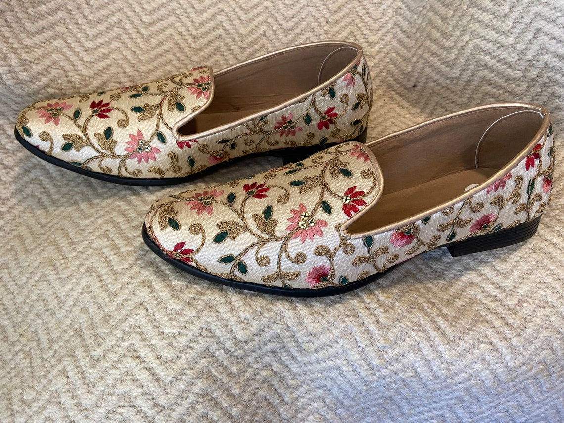 Floral Design Loafers Jutti Indian Clothing in Denver, CO, Aurora, CO, Boulder, CO, Fort Collins, CO, Colorado Springs, CO, Parker, CO, Highlands Ranch, CO, Cherry Creek, CO, Centennial, CO, and Longmont, CO. NATIONWIDE SHIPPING USA- India Fashion X
