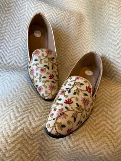 Floral Design Loafers Jutti Indian Clothing in Denver, CO, Aurora, CO, Boulder, CO, Fort Collins, CO, Colorado Springs, CO, Parker, CO, Highlands Ranch, CO, Cherry Creek, CO, Centennial, CO, and Longmont, CO. NATIONWIDE SHIPPING USA- India Fashion X